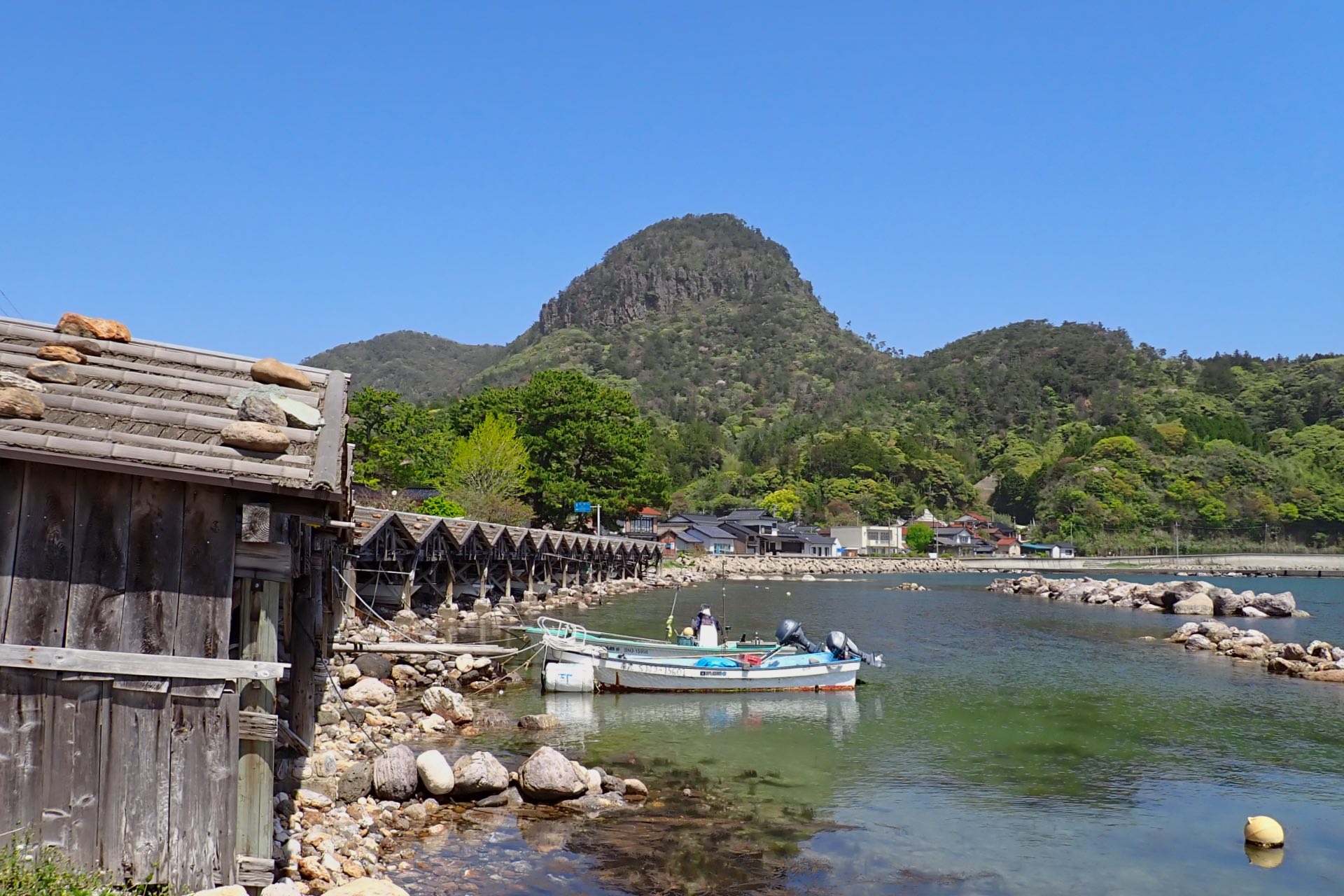 屋那の松原の舟小屋群